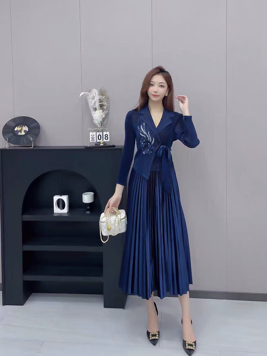 ĐẦM DẬP LY CỔ VEST KẾT HOA ĐÍNH ĐÁ D192